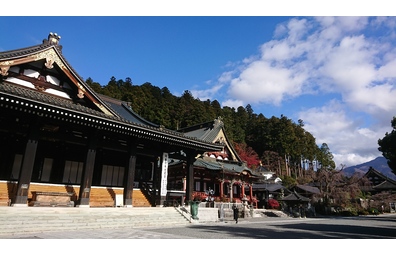 写真は快晴に恵まれた久遠寺大本堂です（過年撮影）